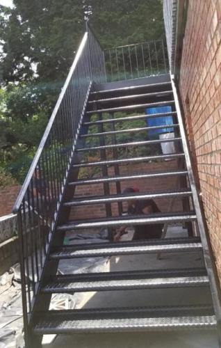 Open tread diamond plate steel staircase
